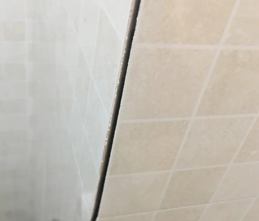 隆子瓷砖空鼓维修公司分享阳台瓷砖脱落的修复过程可以分为以下几个步骤